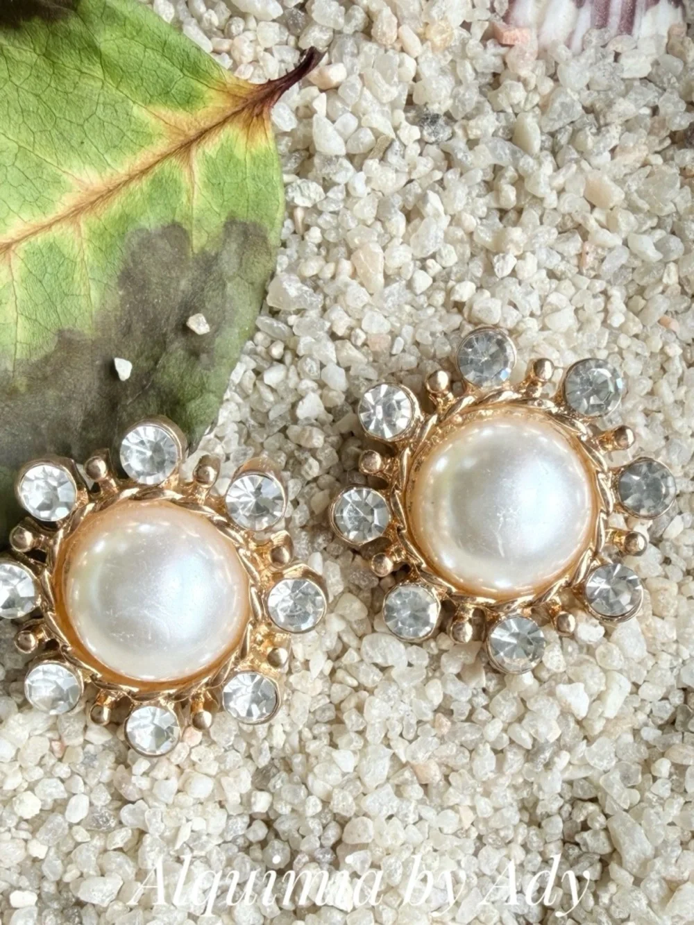 Alquimia Gold & White Pearl Crystal Stud Earrings